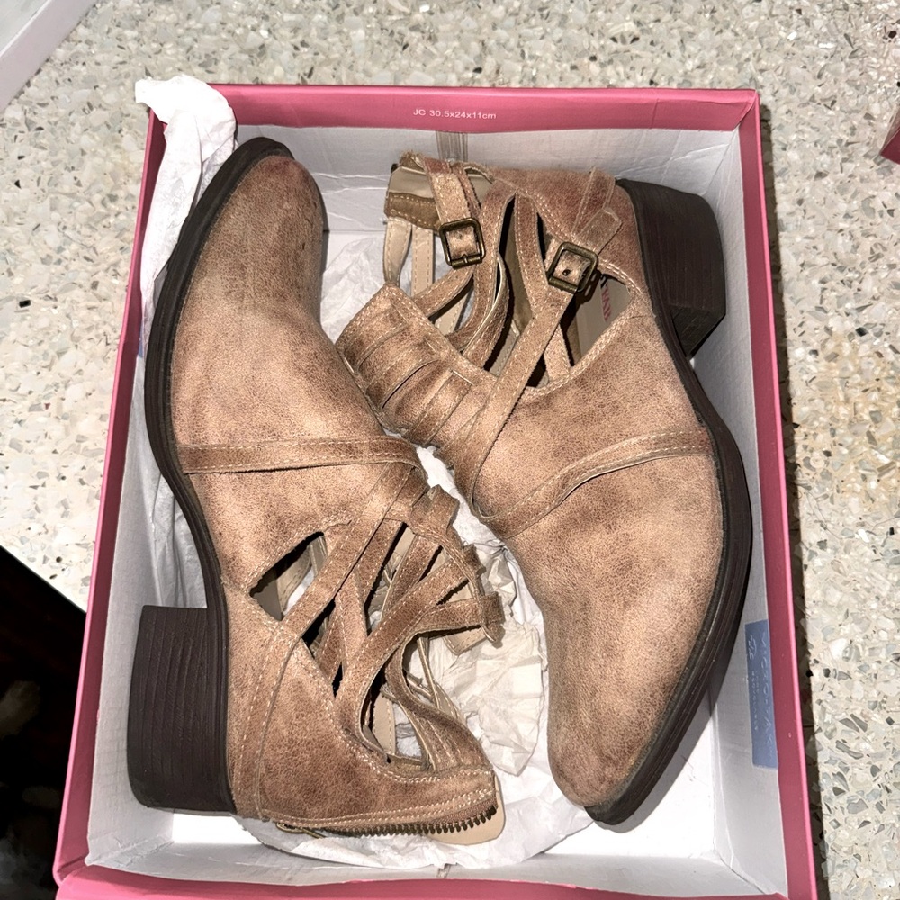Tan low shoes
